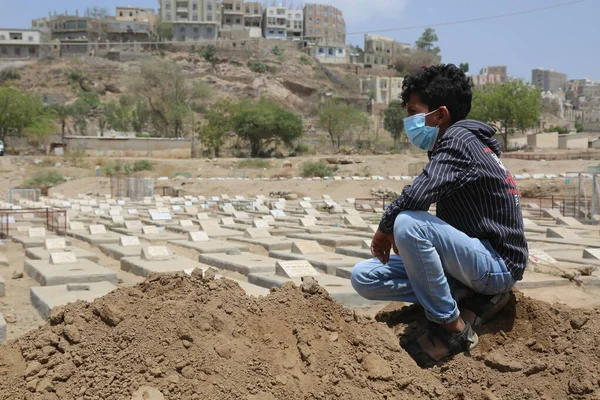 Taiz _ Yemen - 03 Nisan 2021: Taiz, Yemen 'deki Corona salgını nedeniyle ölüler mezarlığında bir Yemenli