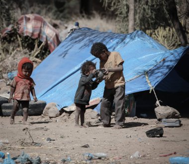 Taiz  _ Yemen _ 09 Feb 2017 :A child drinks water in a camp for people displaced by the war in Taiz, in southern Yemen