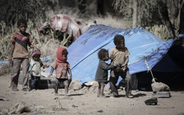 Taiz  _ Yemen _ 09 Feb 2017 :A child drinks water in a camp for people displaced by the war in Taiz, in southern Yemen