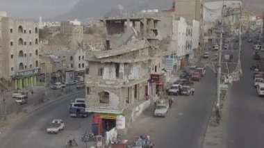  Taiz _ Yemen _ 04 Mar 2020: Taiz, Yemen 'deki savaş nedeniyle Yemen' deki evlerin yıkımının hava fotoğrafçılığı