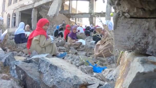 Taiz Yemen 2018 Jemenitische Kinder Lernen Den Trümmern Ihrer Schule — Stockvideo