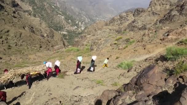 Taiz Jemen Apr 2017 Vrouwen Brengen Voedsel Drank Ruige Bergwegen — Stockvideo