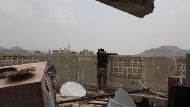 Taiz Υεμένη Φεβρουαρίου 2017 Στρατιώτης Που Μάχεται Στις Τάξεις Του — Αρχείο Βίντεο