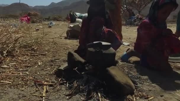 塔伊兹也门 2017年2月9日 也门儿童在逃离也门塔伊兹正在进行的战争后 生活在一个流离失所者营地的露天环境中 — 图库视频影像