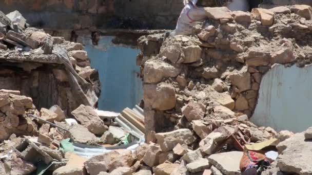 Taiz Jemen Kwi 2017 Człowiek Jemeński Siedzący Obok Domu Zniszczonego — Wideo stockowe