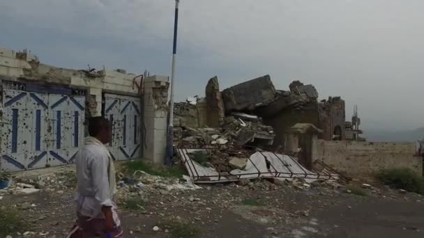 Taiz Yemen Aug 2016 Yemeni Man Walks House Destroyed War — Stok video