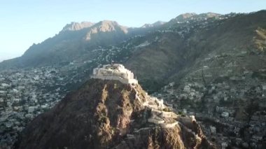 Taiz Yemen 15 Kasım 2020: Yemen 'in Taiz kentindeki en önemli arkeolojik alan olan tarihi Kahire Kalesi' nin havadan çekilmiş fotoğrafı
