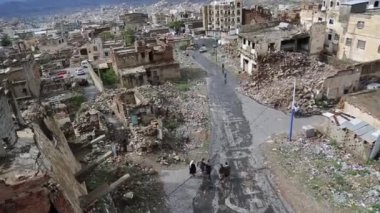Taiz _ Yemen _ 29 Nisan 2021: Taiz, Yemen 'deki şiddetli savaş nedeniyle yıkılan evlerin erimsel fotoğrafları