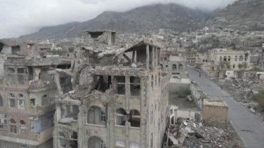 Taiz _ Yemen _ 29 Nisan 2021: Taiz, Yemen 'deki şiddetli savaş nedeniyle yıkılan evlerin erimsel fotoğrafları