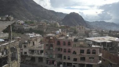 Taiz _ Yemen _ 29 Nisan 2021: Taiz, Yemen 'deki şiddetli savaş nedeniyle yıkılan evlerin hava fotoğrafları