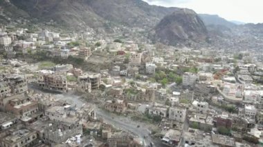 Taiz _ Yemen _ 29 Nisan 2021: Taiz, Yemen 'deki şiddetli savaş nedeniyle yıkılan evlerin hava fotoğrafları