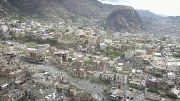Taiz_イエメン_2021年4月29日 イエメンのタイズでの暴力的な戦争のために破壊された家屋の空中写真 — ストック動画