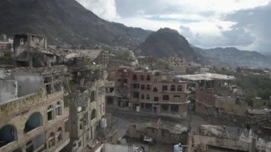 Taiz _ Yemen _ 29 Nisan 2021: Taiz, Yemen 'deki şiddetli savaş nedeniyle yıkılan evlerin hava fotoğrafları