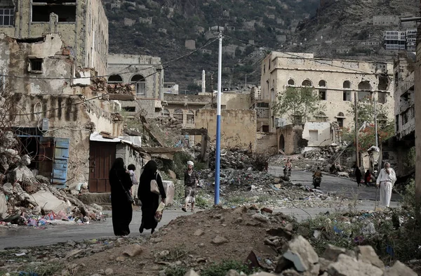 Taiz Iêmen Abr 2021 Iêmen Caminhando Sobre Escombros Casas Destruídas — Fotografia de Stock
