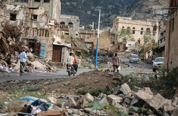 Taiz Iêmen Abr 2021 Iêmen Caminhando Sobre Escombros Casas Destruídas — Fotografia de Stock