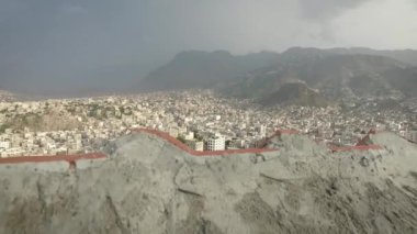 Taiz Şehri - Yemen, tarihi kaleyi (Alqahera) gösterir, ki bu şehir tarihinin en önemli simgelerinden biridir..