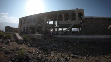 Taiz Yemen - 27 Aralık 2018: Yemen, Taiz 'de savaş tarafından yıkılan bir okulda çocuklar okuyor