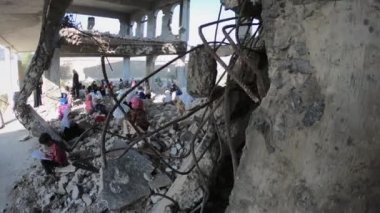 Taiz Yemen - 27 Aralık 2018: Yemen, Taiz 'de savaş tarafından yıkılan bir okulda çocuklar okuyor