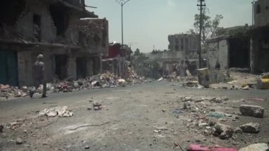 Taiz Yemen - 19 Kasım 2016: Yemen 'in Taiz kentindeki savaş sırasında yıkılan evlerin yıkıntıları arasında Yemen' li bir adam yürüyor