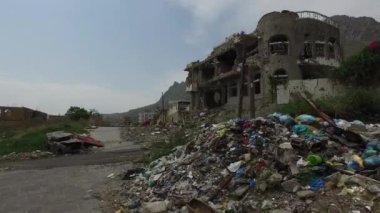 Taiz Yemen - 19 Kasım 2016: Taiz 'de El Hhouthi milisleriyle devam eden direniş ve ulusal ordu arasındaki savaşın yol açtığı büyük hasar .
