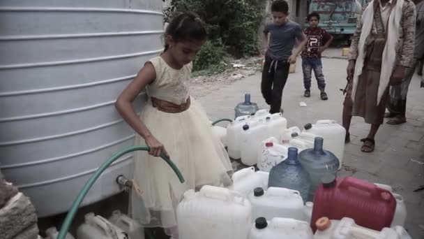 Taiz Jemen Juni 2020 Jemenitisk Flicka Hämtar Vatten Grund Den — Stockvideo