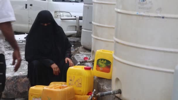 Таиз Йемен Июня 2020 Года Женщина Несет Воду Связи Водным — стоковое видео