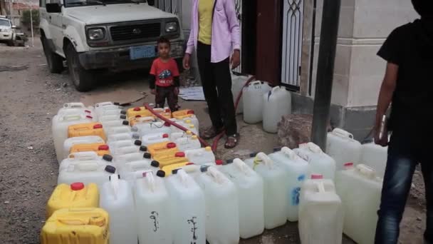 Taiz Jemen Juni 2020 Watercrisis Moeilijke Levensomstandigheden Voor Inwoners Van — Stockvideo