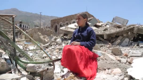 Taiz Yemen Aug 2016 Sad Yemeni Child Sitting Ruins War — Stock Video