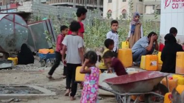 Taiz Yemen - 6 Haziran 2020: Su krizi ve Yemen 'in Taiz kentinin sakinleri tarafından üst üste altı yıldır yaşanan zor yaşam koşulları