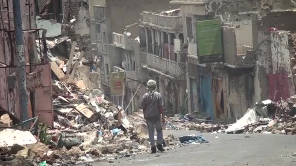 Taiz Yemen Aug 2015 Yemeni Man Walks Rubble Houses Destroyed — Stock Video