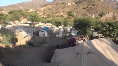 Taiz, Yemen- 04 Şubat 2021: Yemen 'in Taiz kentindeki savaştan kaçan yerlerinden edilen insanlar için bir kampta çocuklar ve kadınlar