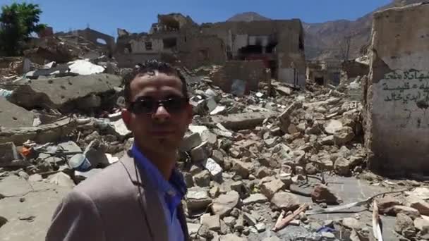 Taiz Jemen Feb 2017 Jemenitisk Ungdom Vandrar Genom Spillrorna Hus — Stockvideo