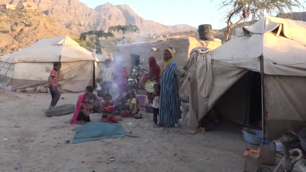 イエメン タイズ 2021年2月4日 イエメン タイズ市で戦争から逃れる避難民のためのキャンプの子供と女性 — ストック動画