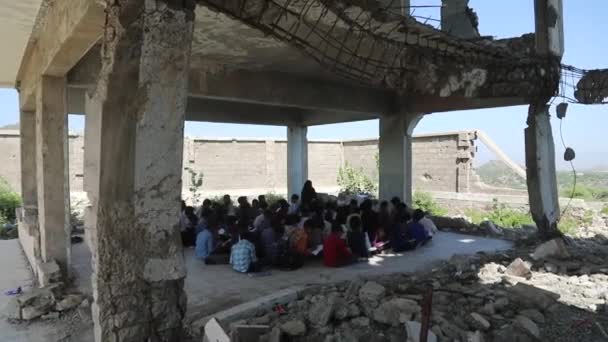 Taiz Yemen Ott 2020 Bambini Yemeniti Studiano Una Scuola Distrutta — Video Stock