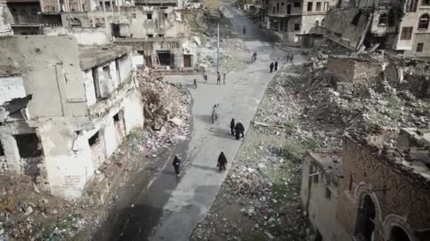 2021 타이즈에서 전쟁으로 파괴된 집들의 사이를 — 비디오