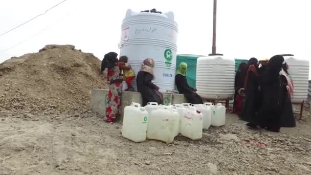 タイズ イエメン 2月2017 子供たちは水危機と戦争の開始以来 イエメン南部のタイズ市の住民によって目撃された困難な生活条件のために水を汲みます — ストック動画