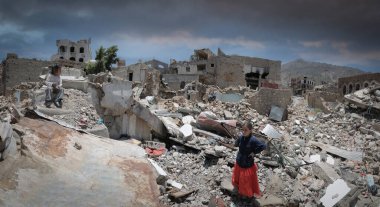Taiz Yemen - 13 Nisan 2017: Taiz City, Yemen 'de Ulusal Ordu ve Houthi milisleri arasında yaşanan şiddetli çatışmaların yol açtığı yıkımdan dolayı üzgün bir Yemenli kız