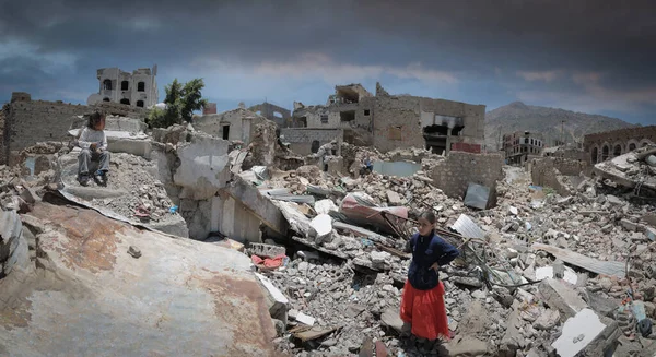 Taiz Iêmen Abr 2017 Uma Menina Iemenita Triste Devido Grande — Fotografia de Stock