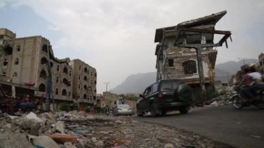 Taiz Yemen - 16 Aralık 2016: Taiz 'de El Hhouthi milisleriyle devam eden direniş ve ulusal ordu arasındaki savaşın yol açtığı büyük hasar .