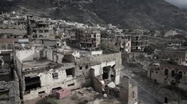 Yemen 'deki savaşın yok ettiği bir mahallenin insansız hava aracı fotoğrafı, Taiz.