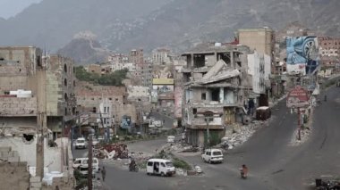  Taiz Yemen - 16 Aralık 2016: Taiz 'de El Hhouthi milisleriyle devam eden direniş ve ulusal ordu arasındaki savaşın yol açtığı büyük hasar .