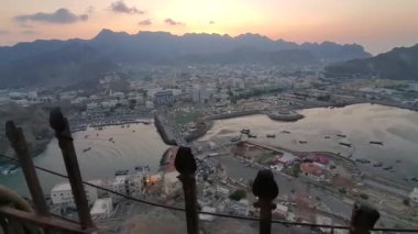Aden / Yemen - 21 Ekim 2020: Tarihi Sirah Kalesi 'nden Aden şehri, Yemen' in en önemli arkeolojik anıtı.