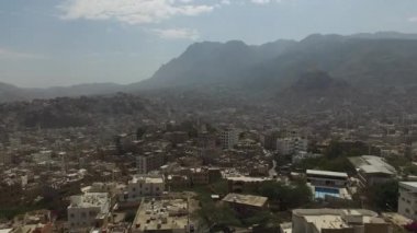 Taiz / Yemen - 10 Ocak 2018: Hüzünlü bir Yemenli kadın devam eden savaş ve Houthi milislerinin kuşatması nedeniyle Taiz şehrine üzüntüyle bakıyor