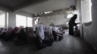 Taiz Yemen - 07 Ekim 2020: Yemenli çocuklar Taiz City, Yemen 'deki savaş tarafından yıkılan bir okulda okuyorlar