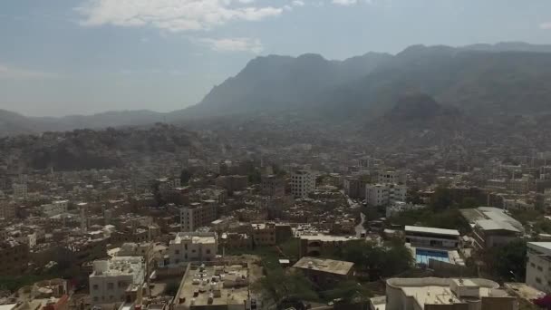 Taiz Jemen Ledna 2018 Smutná Jemenská Žena Smutně Dívá Město — Stock video