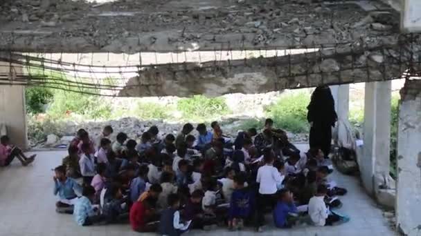 Taiz Yemen Ott 2020 Bambini Yemeniti Studiano Una Scuola Distrutta — Video Stock