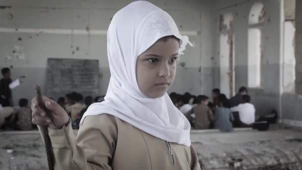Taiz Yémen Oct 2020 Une Triste Enfant Yéménite Regarde Caméra — Video