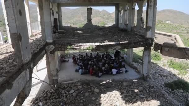 Taiz Yemen Ott 2020 Bambini Yemeniti Studiano Una Scuola Distrutta — Video Stock