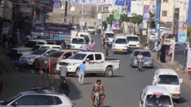 Taiz / Yemen - 10 Ocak 2019: Yemen 'in merkezindeki Jamal Caddesi' ndeki insanların hareketi