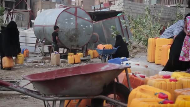 Taiz Jemen Června 2020 Chudé Děti Přinášejí Vodu Důsledku Vodní — Stock video